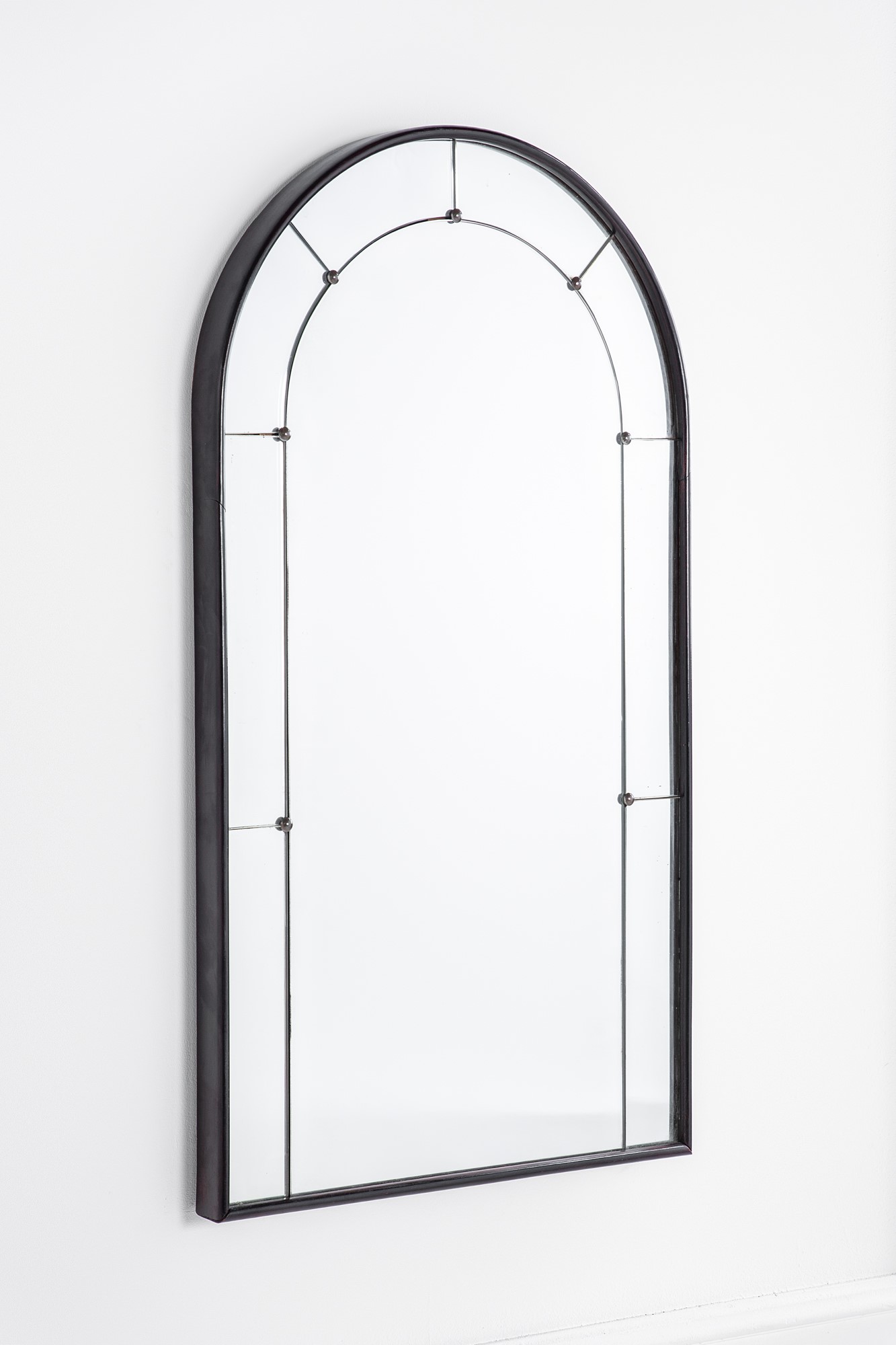 Specchiera ad arco, legno massello tinto, vetro specchiato e ottone, 1940 ca.