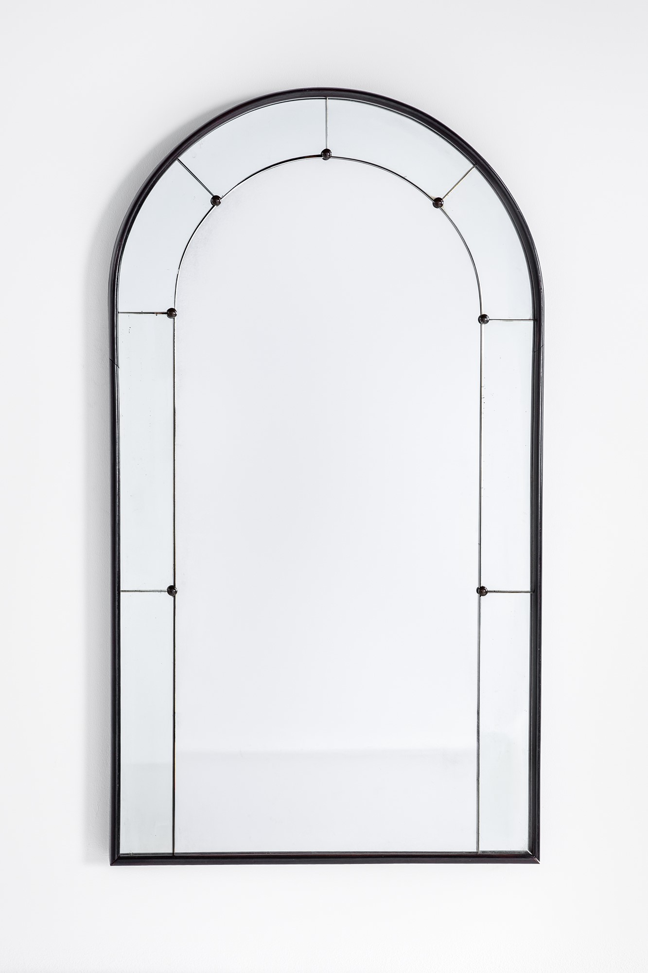 Specchiera ad arco, legno massello tinto, vetro specchiato e ottone, 1940 ca.
