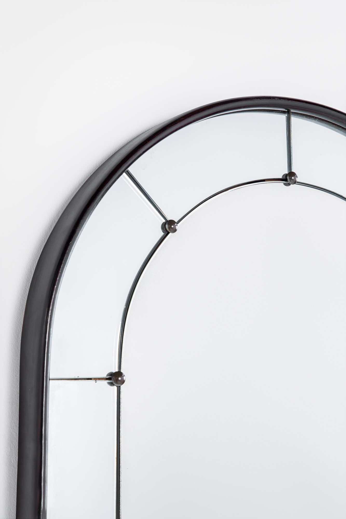 Specchiera ad arco, legno massello tinto, vetro specchiato e ottone, 1940 ca.
