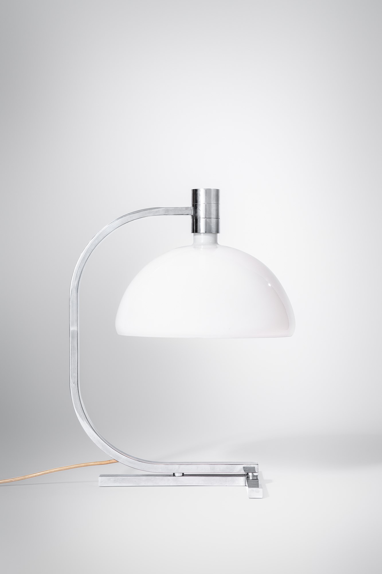 Franco Albini, Franca Helg, Antonio Piva - Lampada da tavolo AM-AS, metallo cromato e vetro latti...