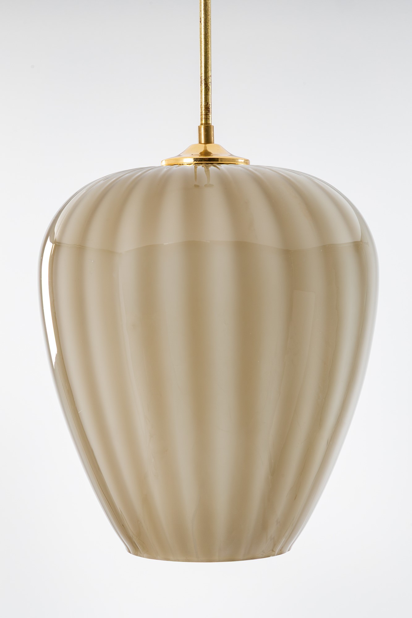 Venini (attr. ) - Lampada a sospensione in vetro incamiciato a coste con struttura in ottone