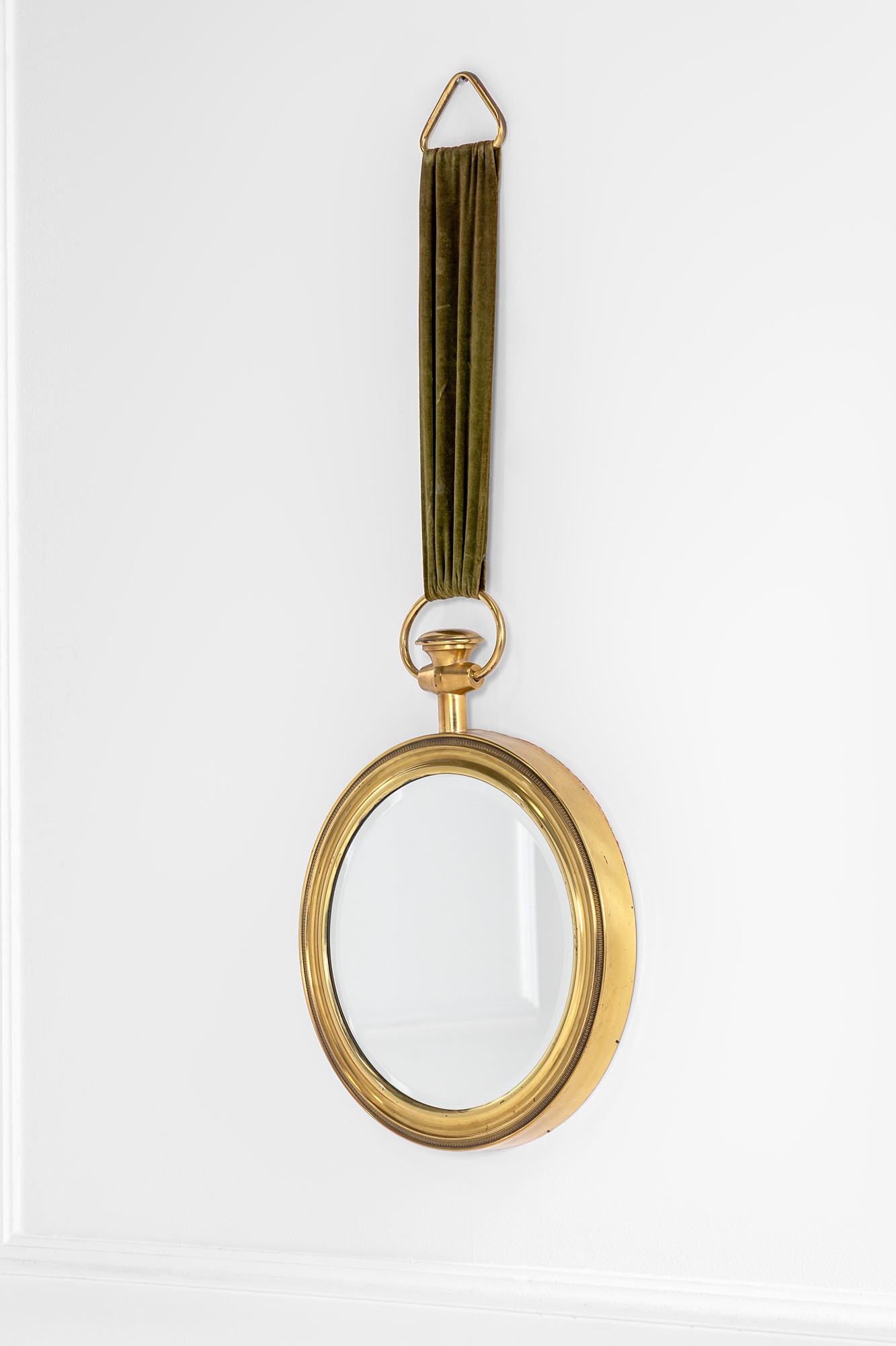 Specchio da parete, cornice in ottone lucido e vetro specchiato, tessuto, ca. 1960