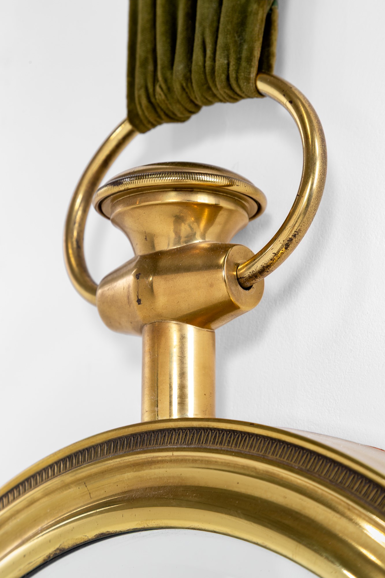 Specchio da parete, cornice in ottone lucido e vetro specchiato, tessuto, ca. 1960