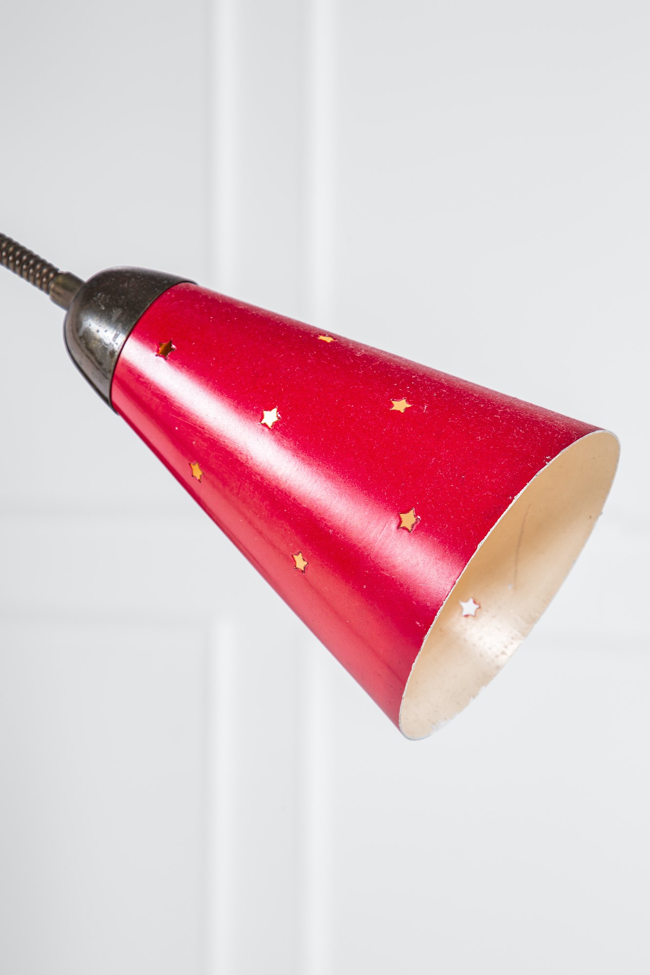 Lampada da terra, metallo verniciato traforato e ottone lucido, 1950 ca.