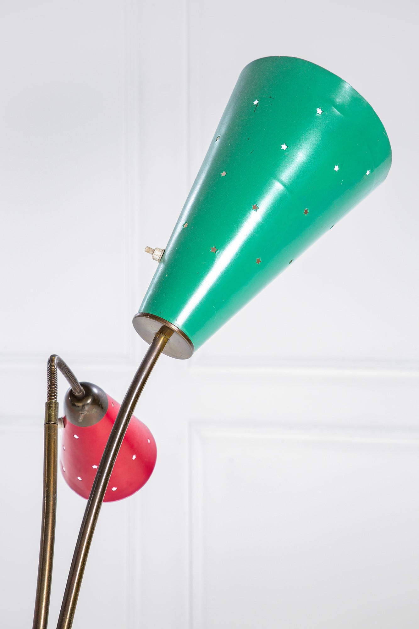 Lampada da terra, metallo verniciato traforato e ottone lucido, 1950 ca.