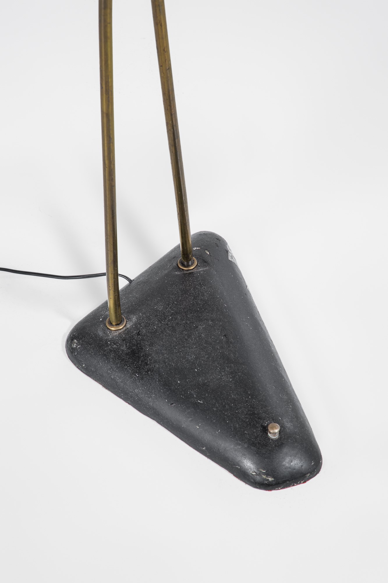 Lampada da terra, metallo verniciato traforato e ottone lucido, 1950 ca.