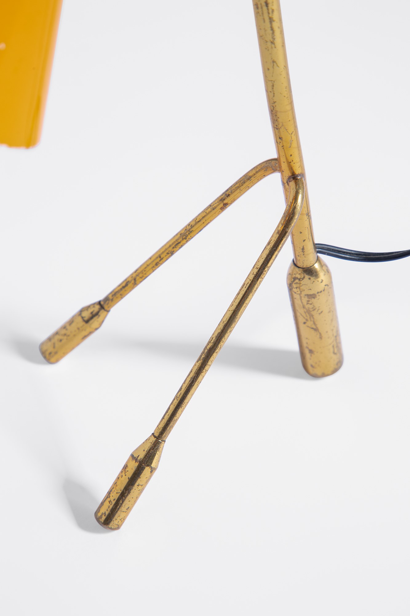 Lampada da tavolo, metallo verniciato e ottone lucido, ca. 1950