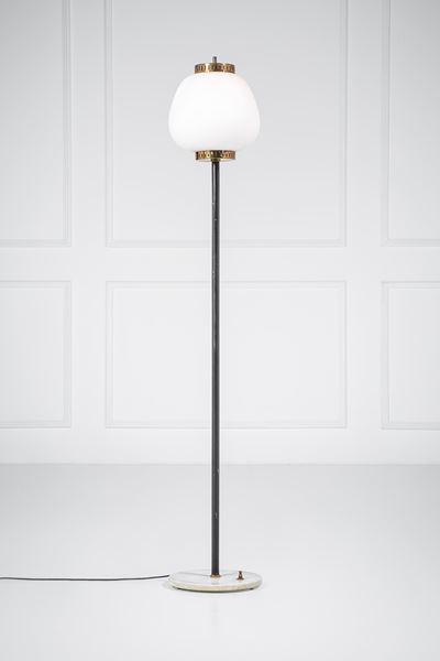 Lampada da terra in ottone, metallo verniciato e vetro opalino satinato, marmo