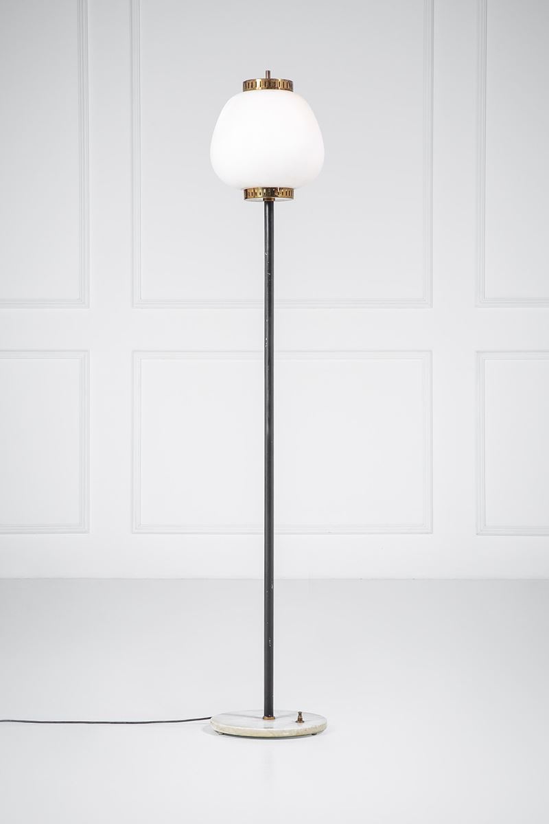 Stilnovo (attr.) - Lampada da terra in ottone, metallo verniciato e vetro opalino satinato, marmo