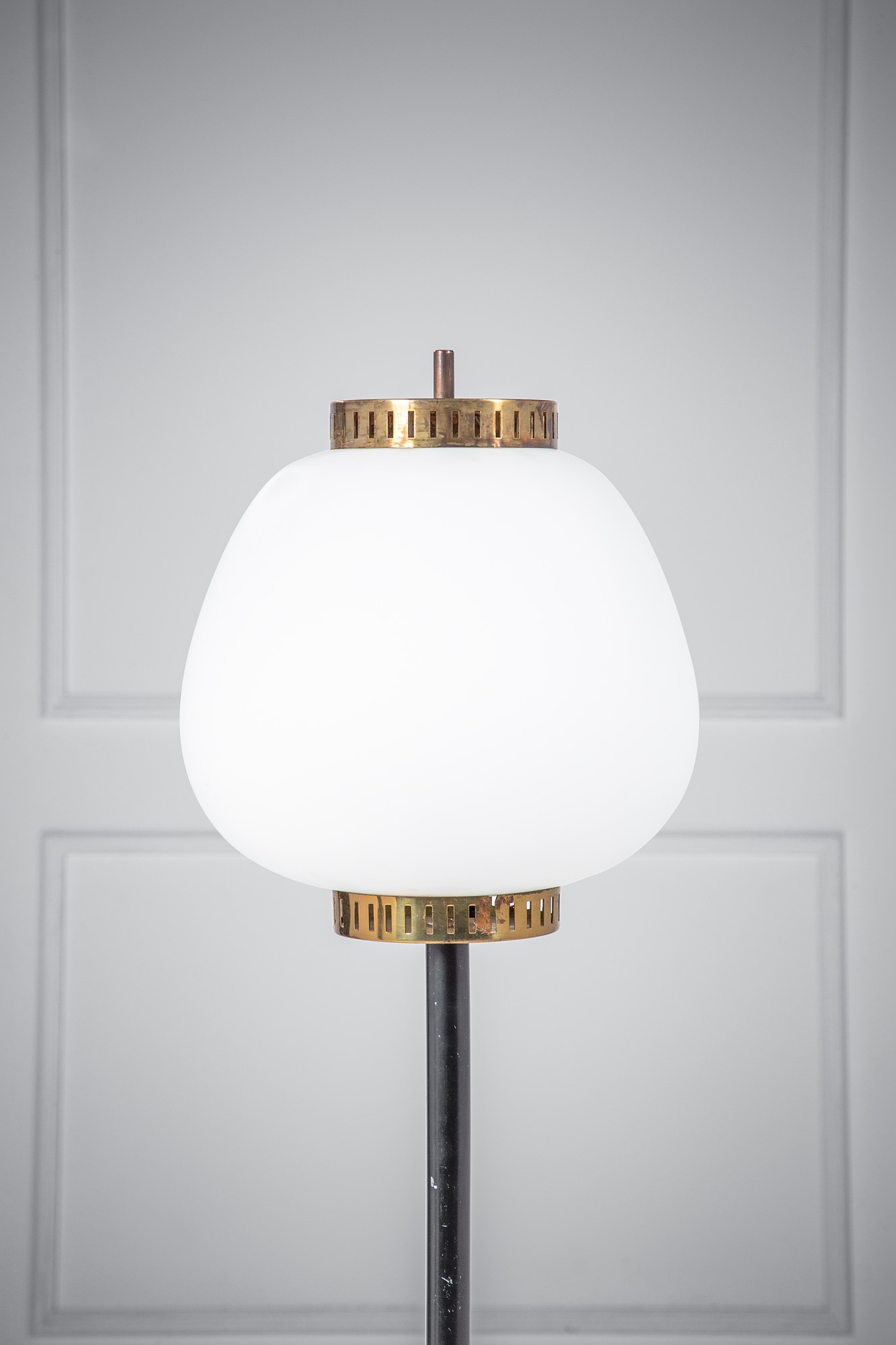 Stilnovo (attr.) - Lampada da terra in ottone, metallo verniciato e vetro opalino satinato, marmo