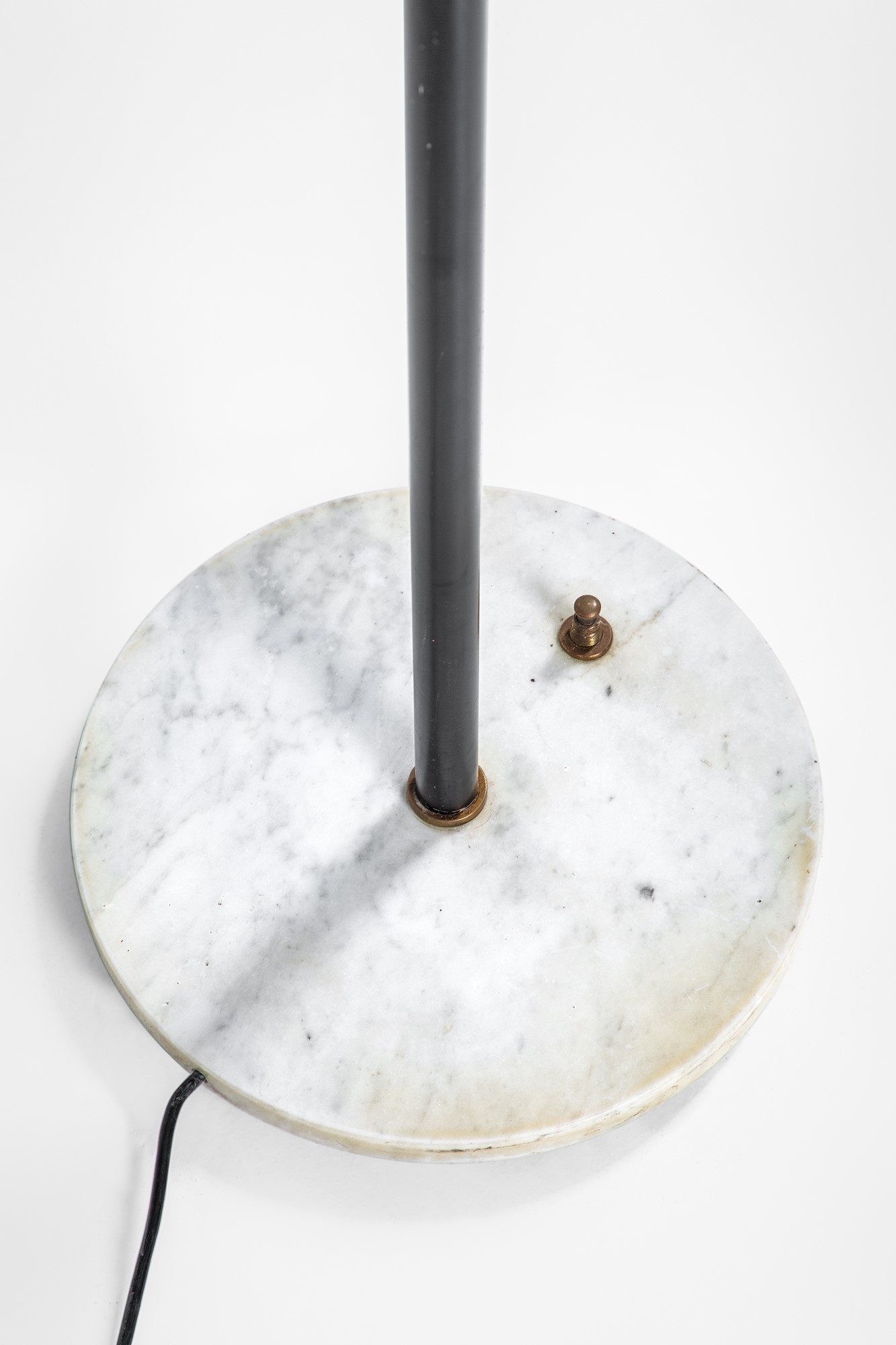 Stilnovo (attr.) - Lampada da terra in ottone, metallo verniciato e vetro opalino satinato, marmo