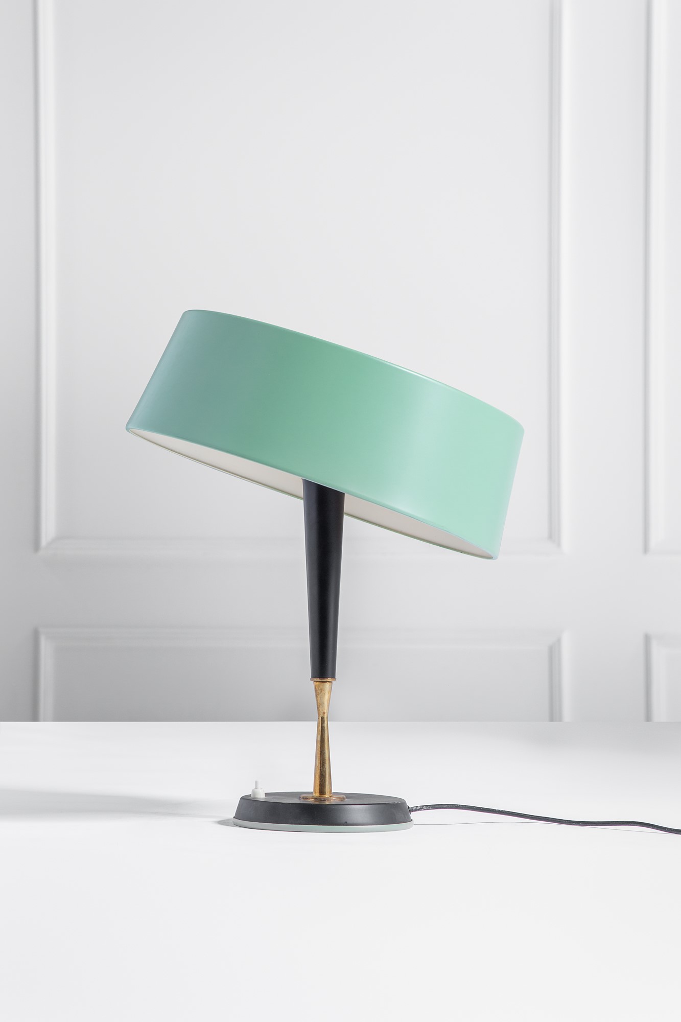 Oscar Torlasco (attr.) - Lampada da tavolo in metallo verniciato e ottone lucido