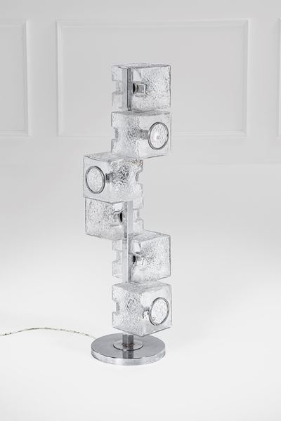 Lampada da terra con elementi prismatici in vetro ghiaccio