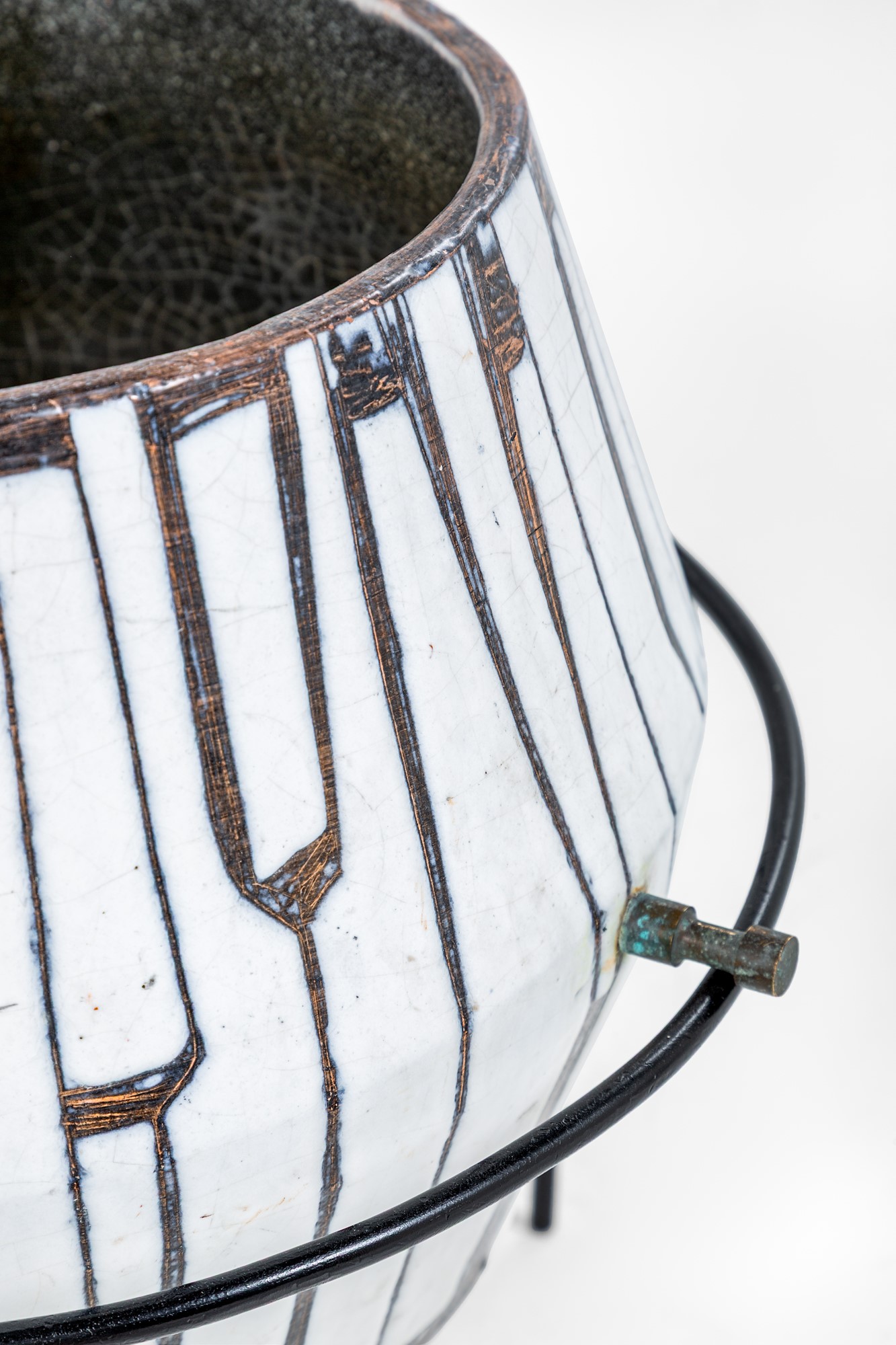 Victor Cerrato - Portavaso in ceramica smaltata con struttura in ottone