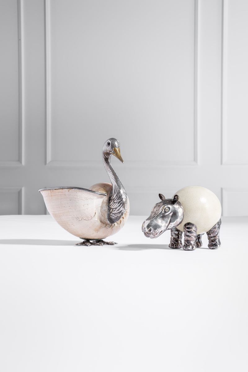 Due sculture a forma di animali, metallo argentato e conchiglia (produzione Atelier Binazzi, circ...