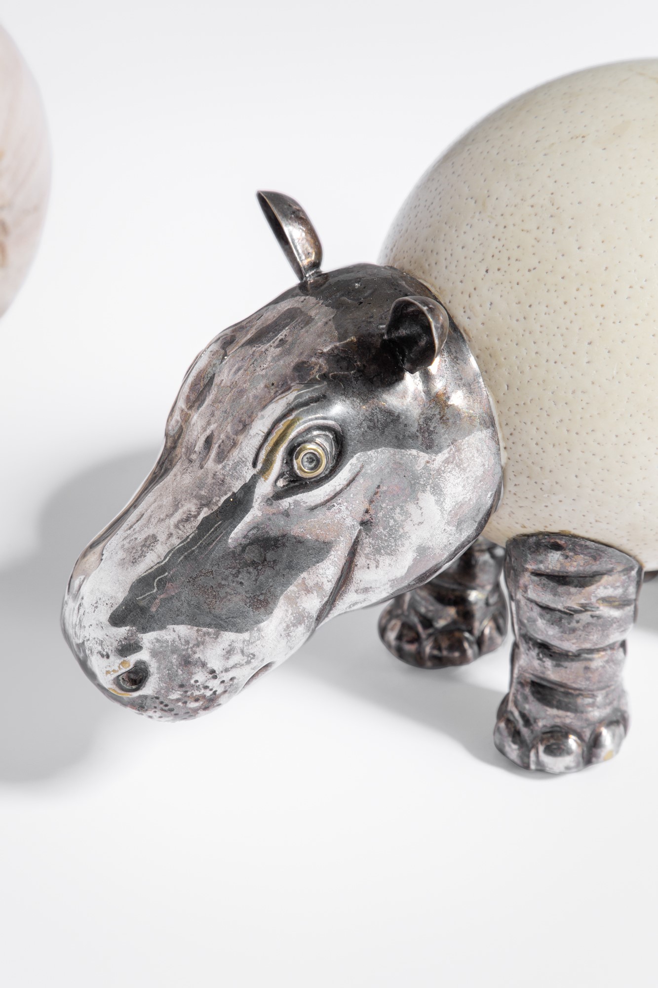 Due sculture a forma di animali, metallo argentato e conchiglia (produzione Atelier Binazzi, circ...