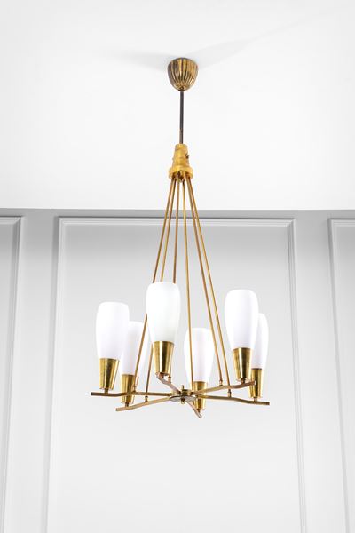 Lampadario a sei luci, ottone lucido e vetro opalino satinato (stile di metà XX secolo)