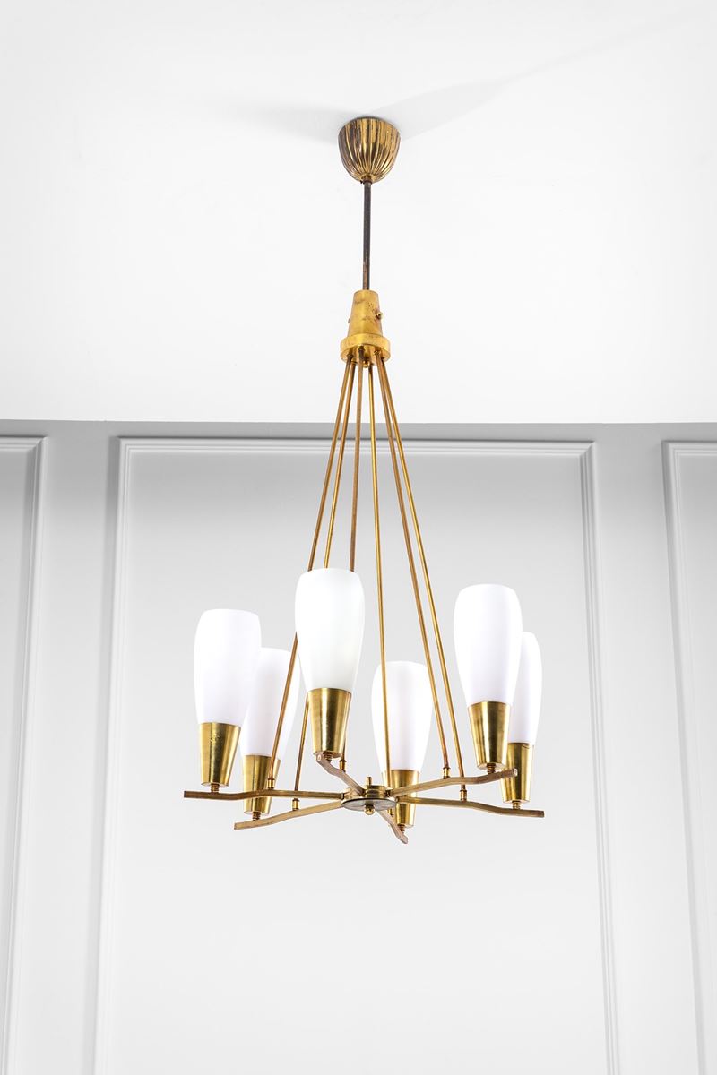 Lampadario a sei luci, ottone lucido e vetro opalino satinato (stile di metà XX secolo)