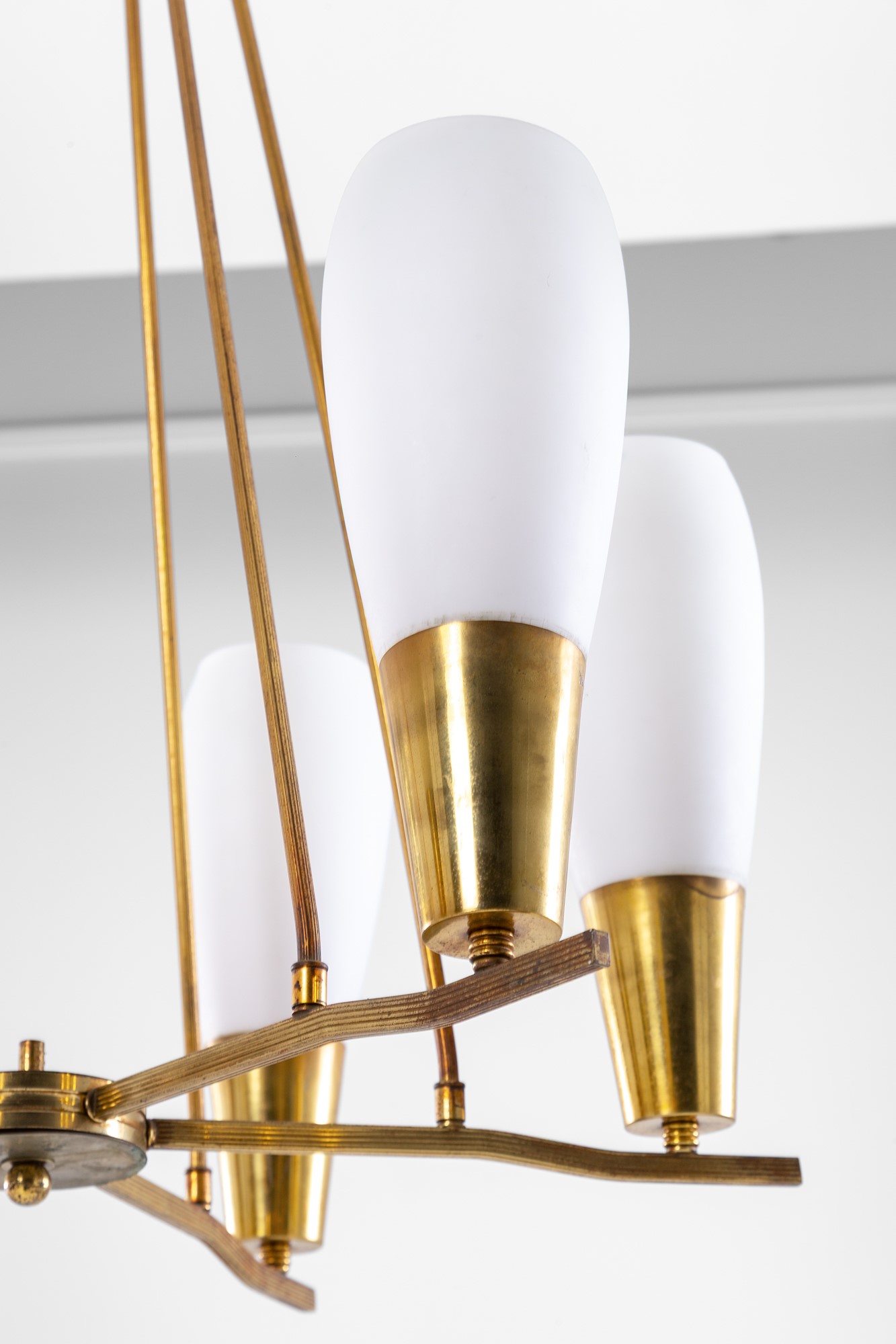 Lampadario a sei luci, ottone lucido e vetro opalino satinato (stile di metà XX secolo)