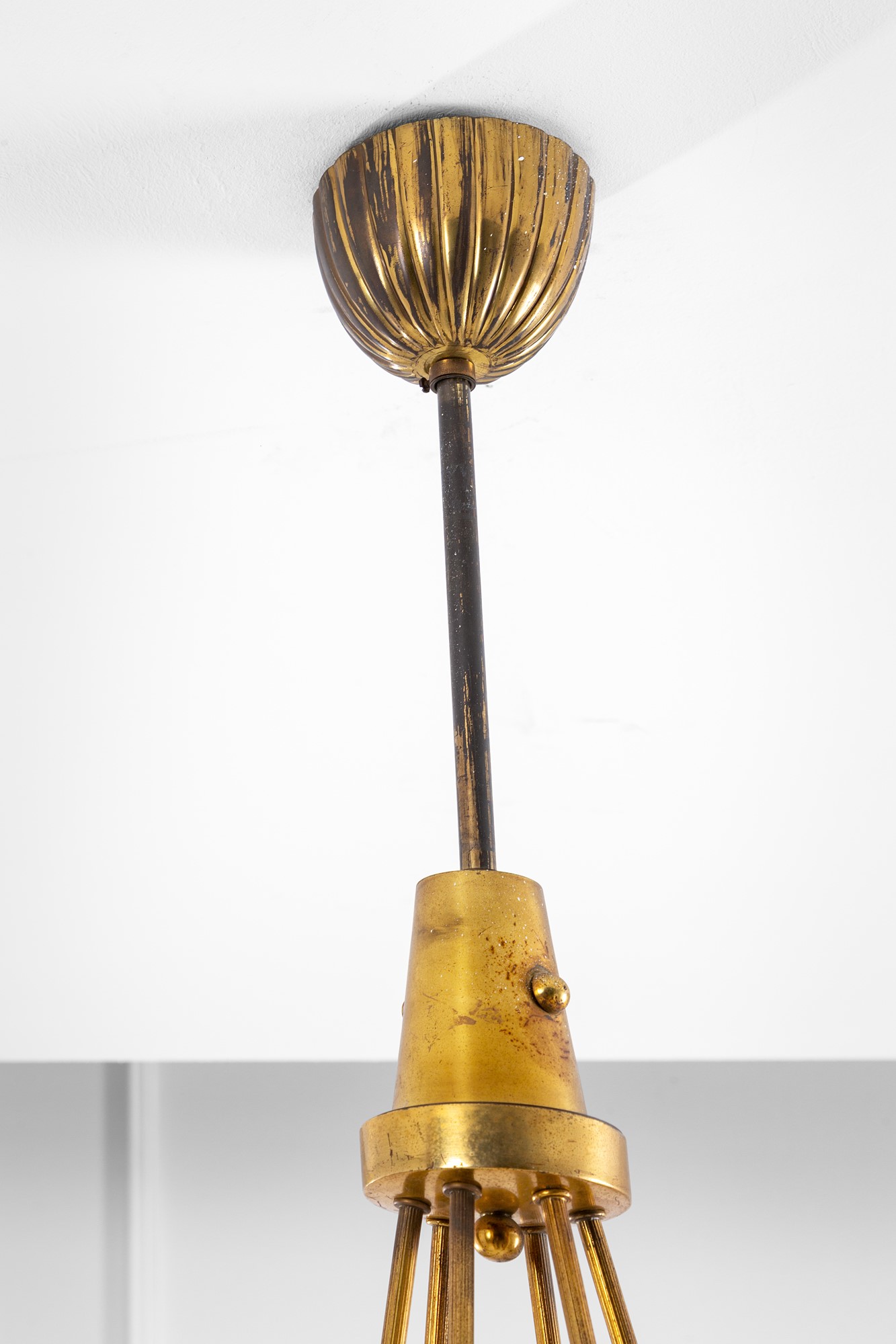 Lampadario a sei luci, ottone lucido e vetro opalino satinato (stile di metà XX secolo)