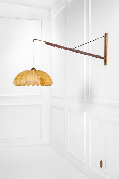 Lampada da parete inclinabile ed estensibile con contrappeso, ottone e legno massello, circa 1950