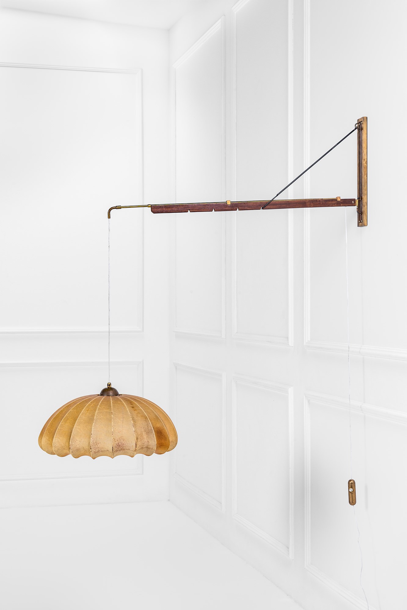 Lampada da parete inclinabile ed estensibile con contrappeso, ottone e legno massello, circa 1950
