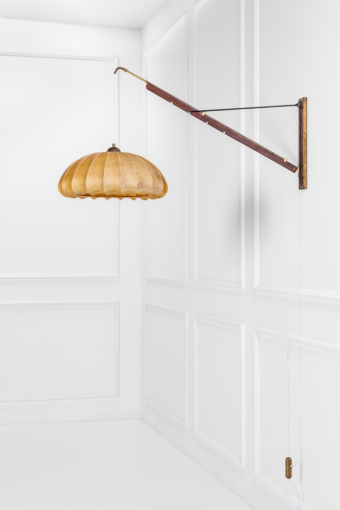 Lampada da parete inclinabile ed estensibile con contrappeso, ottone e legno massello, circa 1950