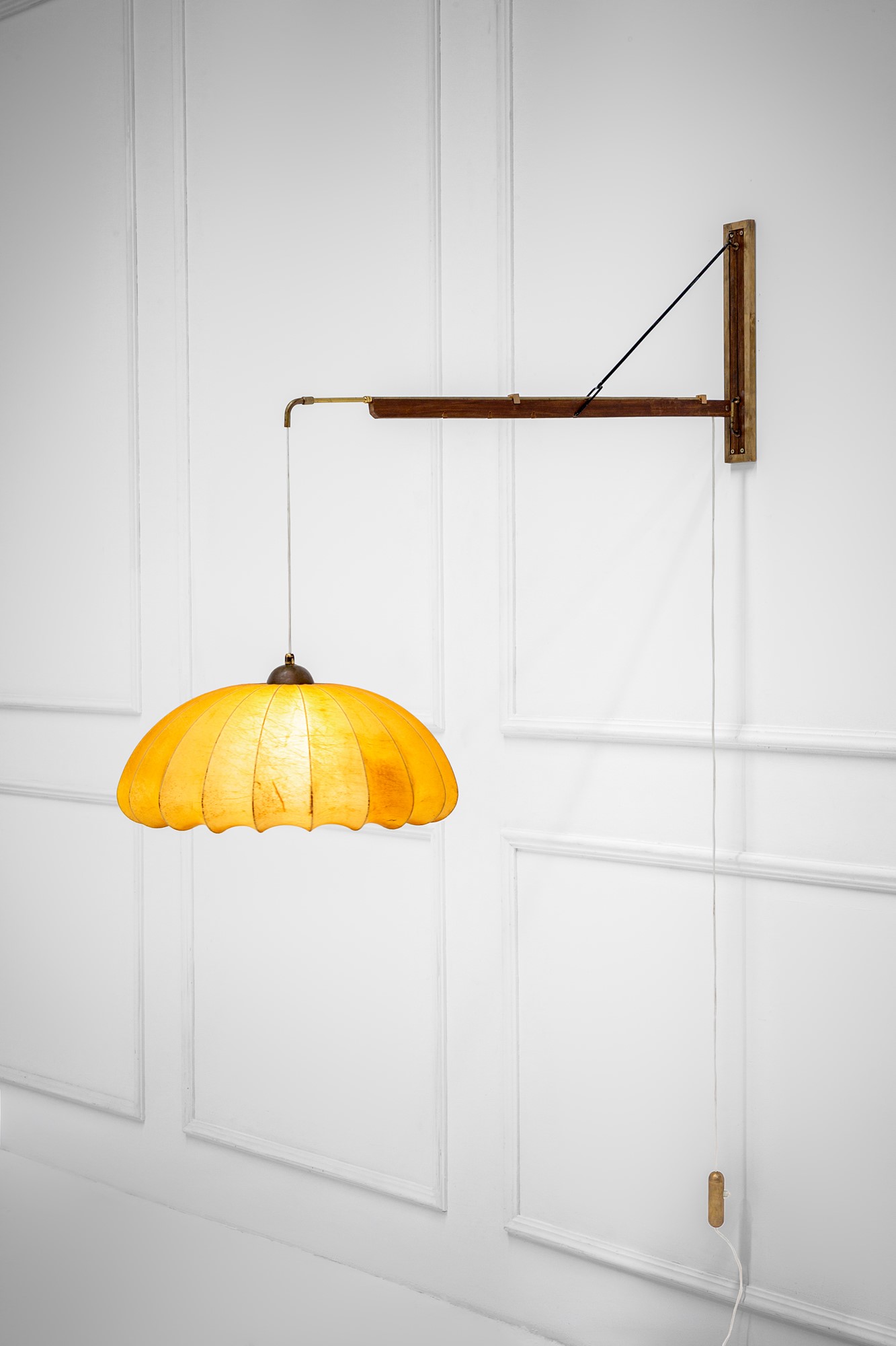 Lampada da parete inclinabile ed estensibile con contrappeso, ottone e legno massello, circa 1950