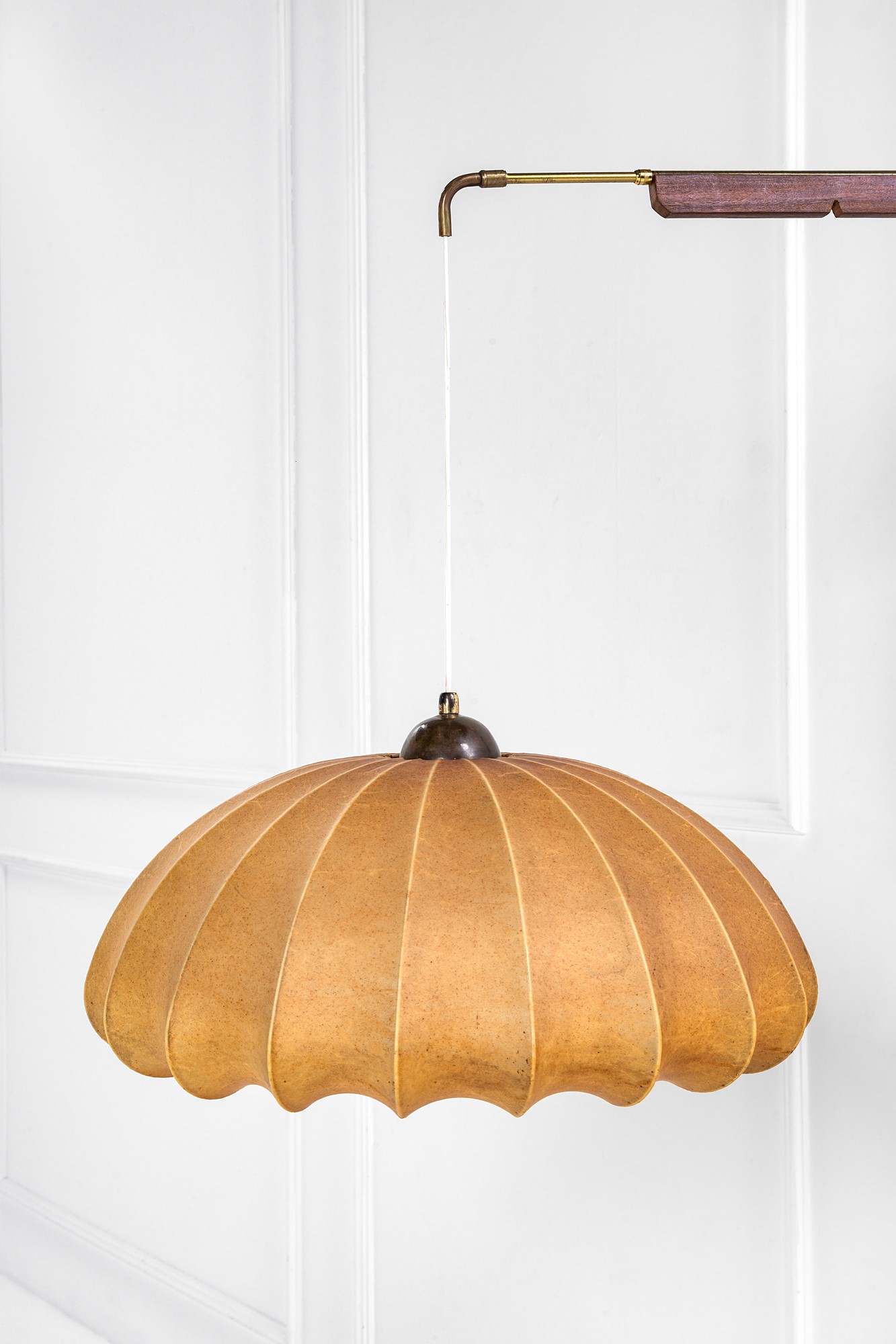 Lampada da parete inclinabile ed estensibile con contrappeso, ottone e legno massello, circa 1950