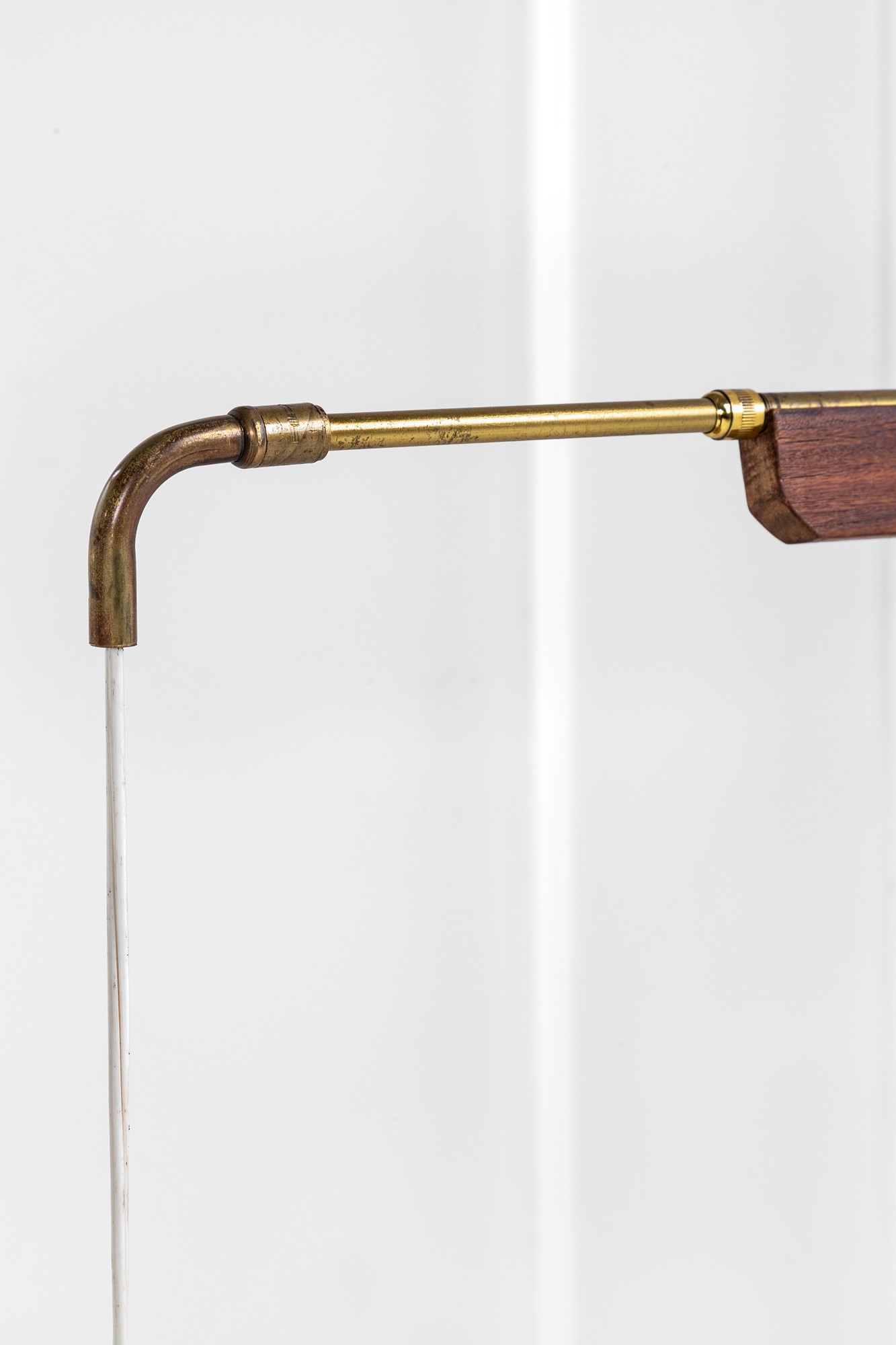 Lampada da parete inclinabile ed estensibile con contrappeso, ottone e legno massello, circa 1950