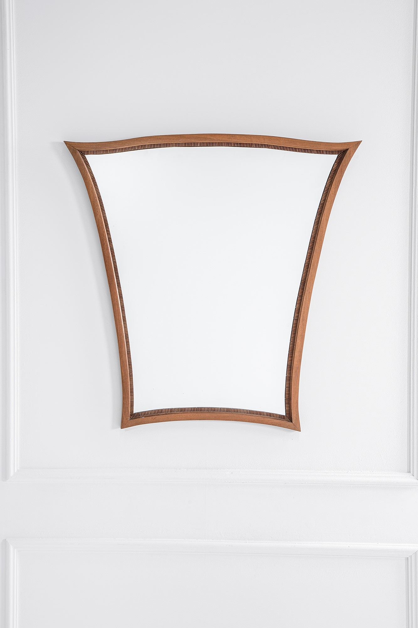 Specchiera in legno sagomato, grissinato con vetro specchiato (ca. 1950)