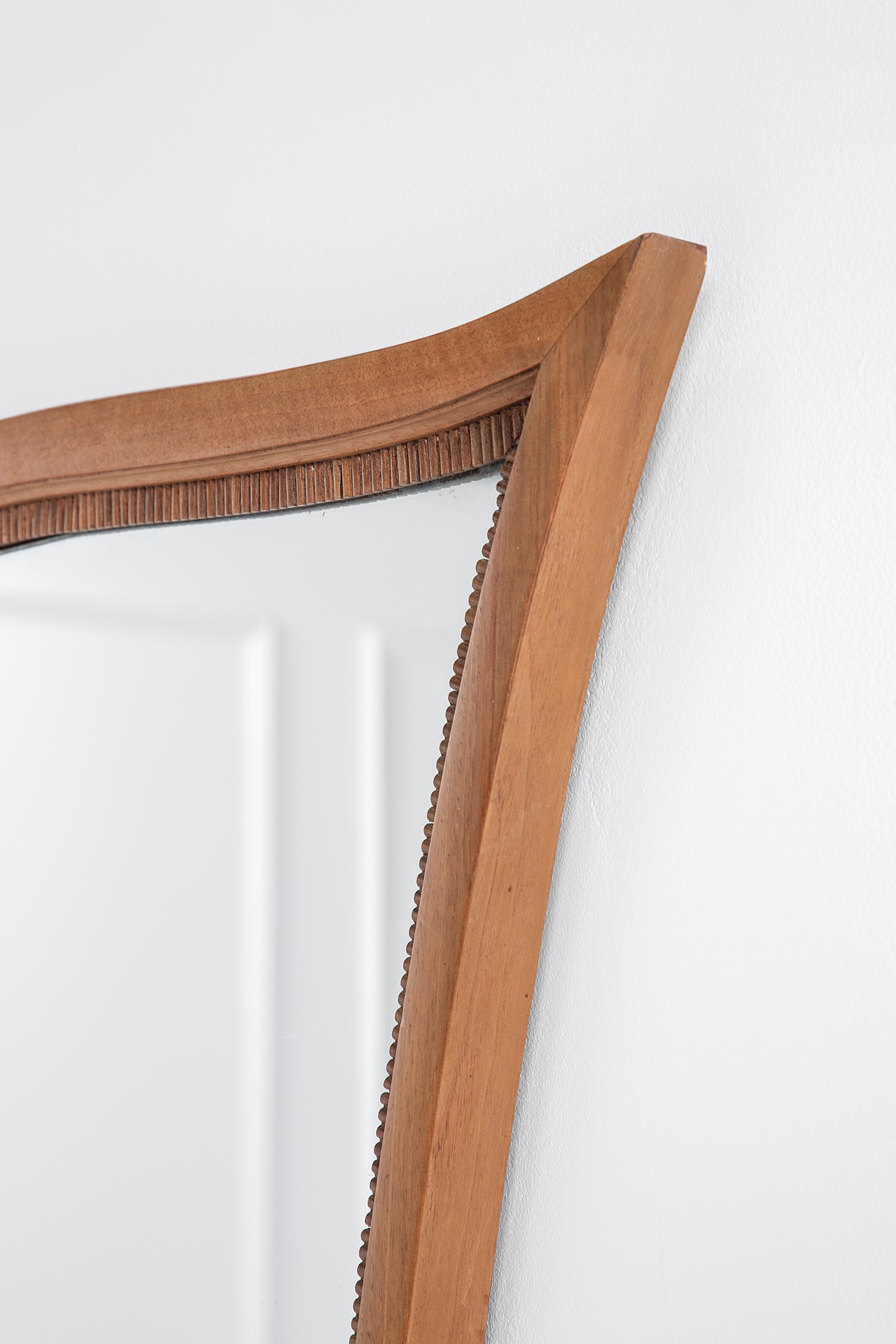 Specchiera in legno sagomato, grissinato con vetro specchiato (ca. 1950)