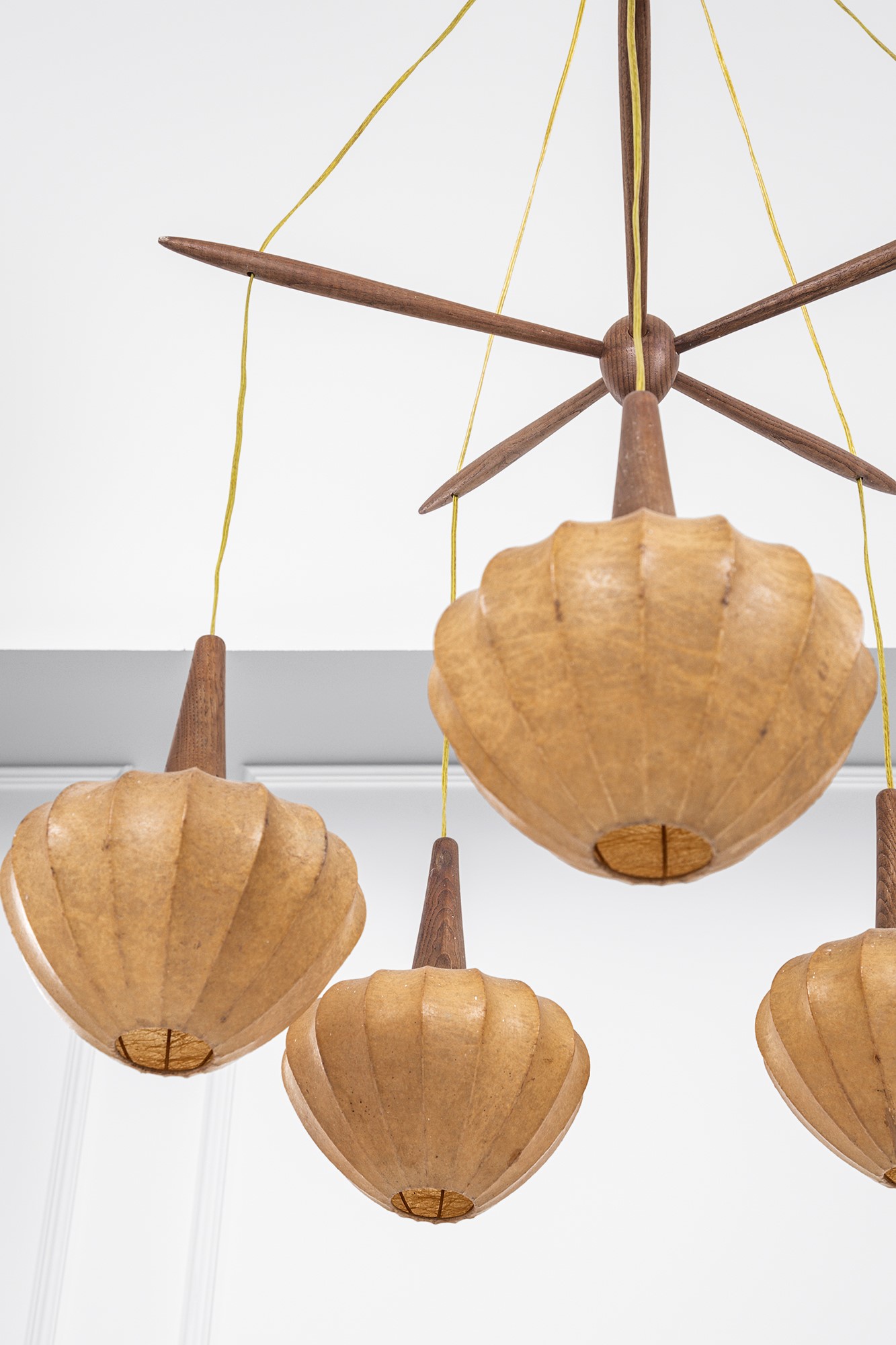 Lampadario in cocoon a cinque luci, legno massello tornito (c. 1960)