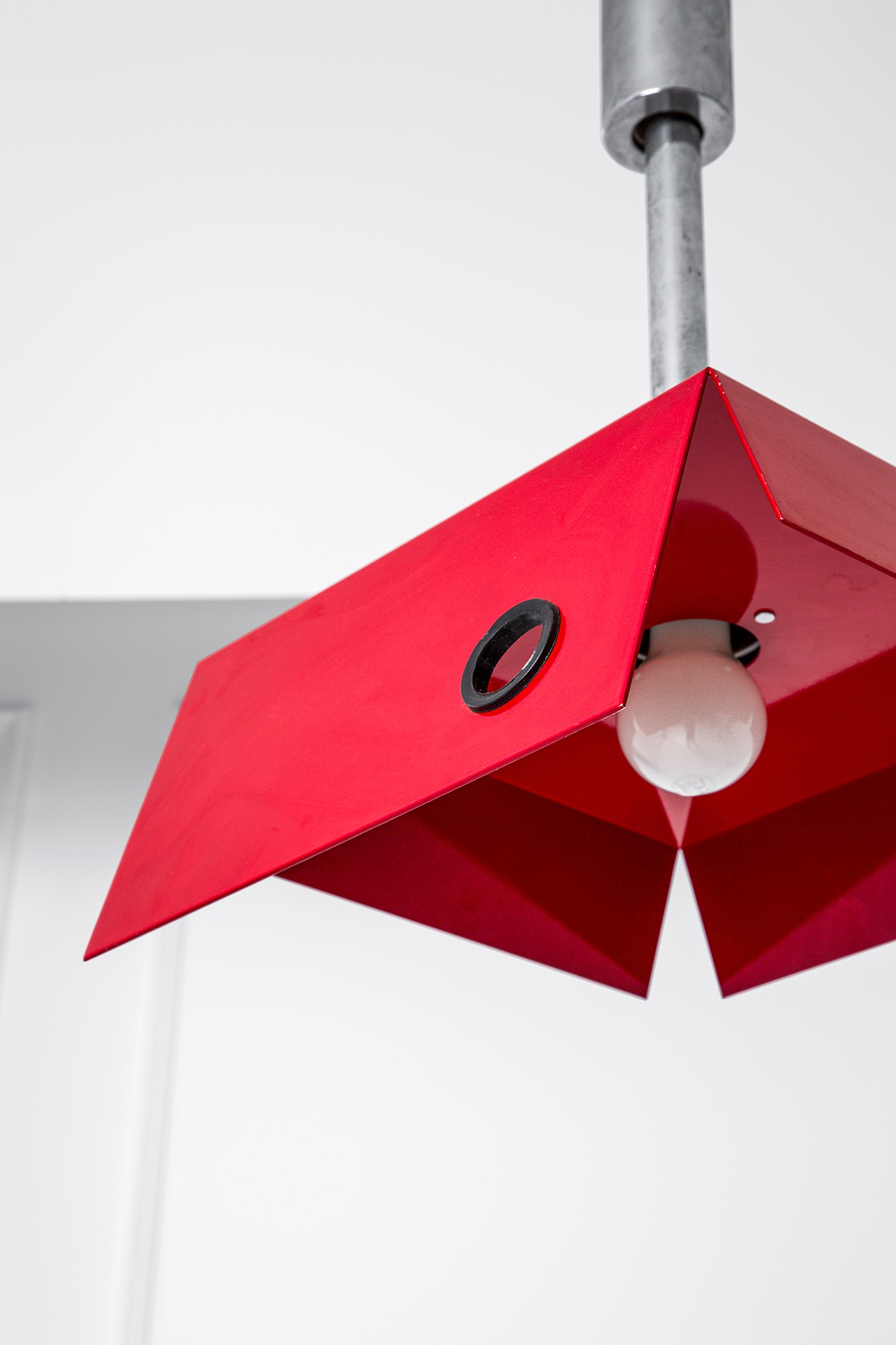 Lampadario saliscendi, metallo cromato e verniciato (ca. 1960)