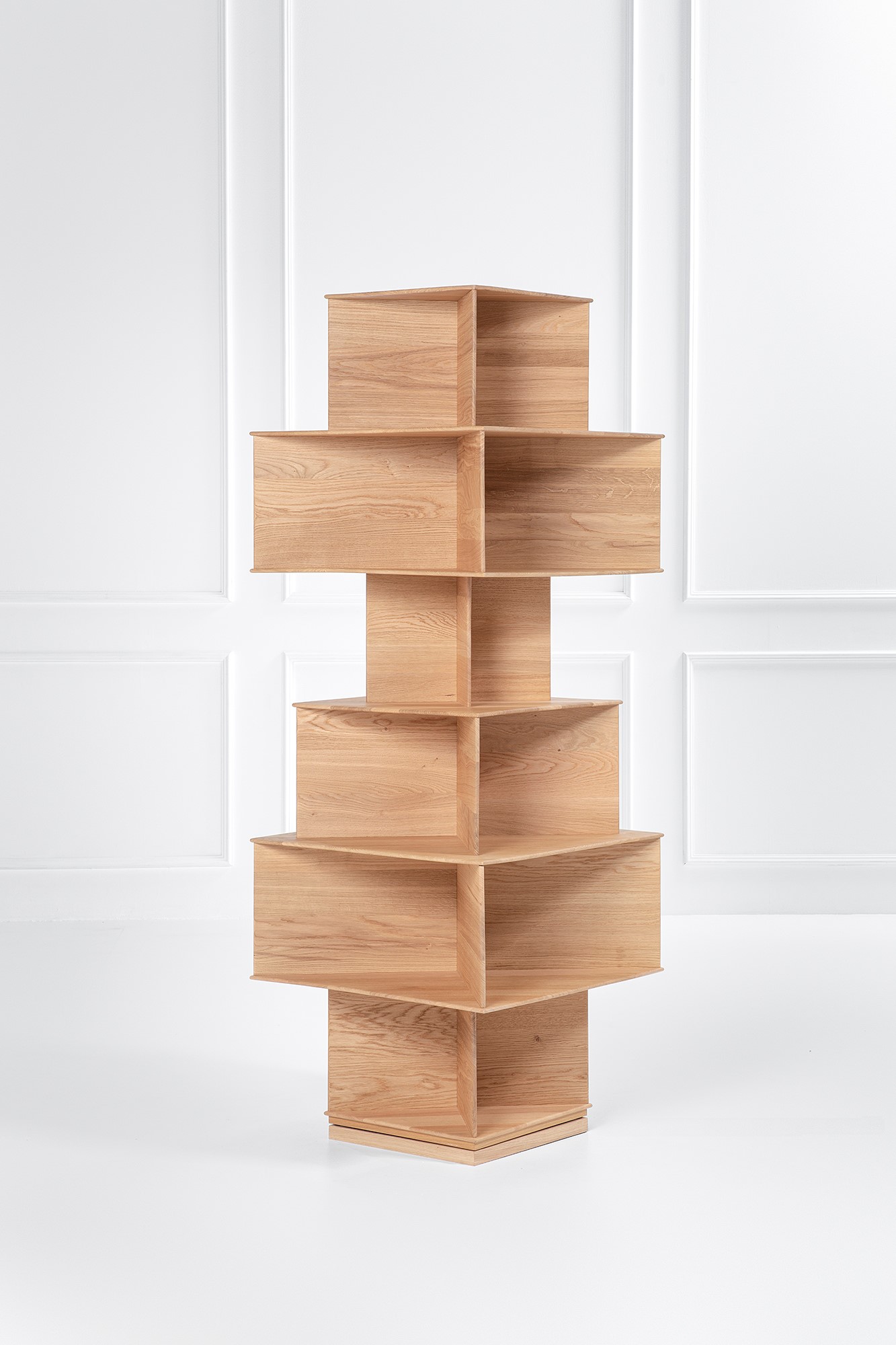 Big (bjarke Ingels Group) - Libreria mod. Totem in elementi prismatici in legno