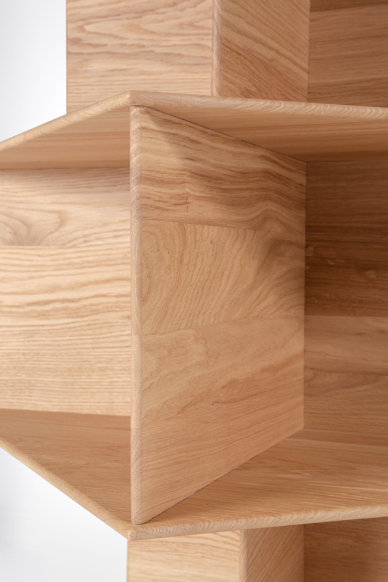 Big (bjarke Ingels Group) - Libreria mod. Totem in elementi prismatici in legno