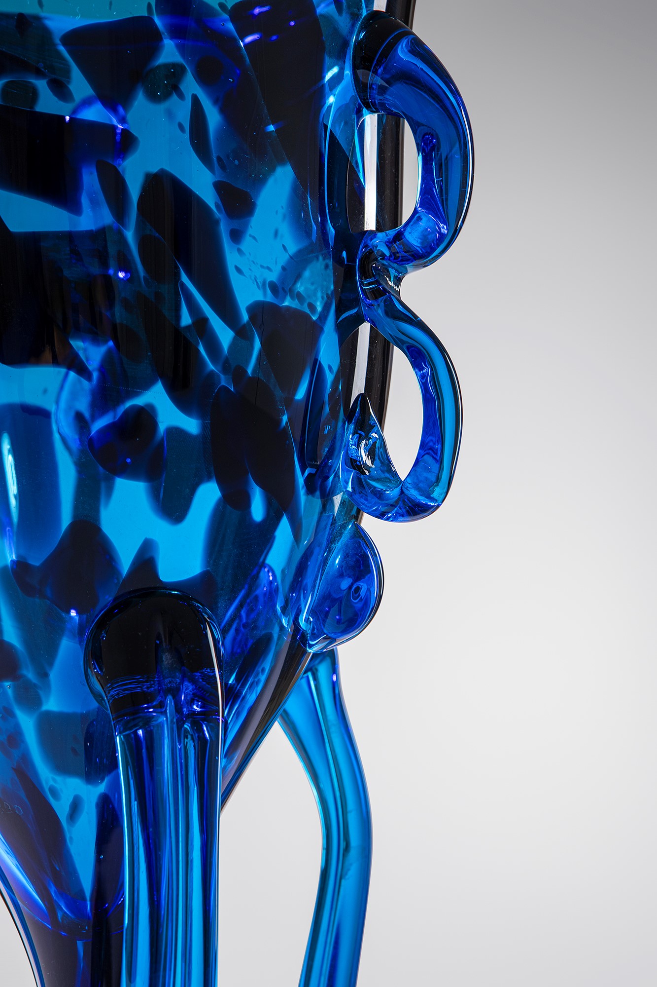 Izzika Gaon - Vaso mod. 8963 in vetro soffiato sommerso blu