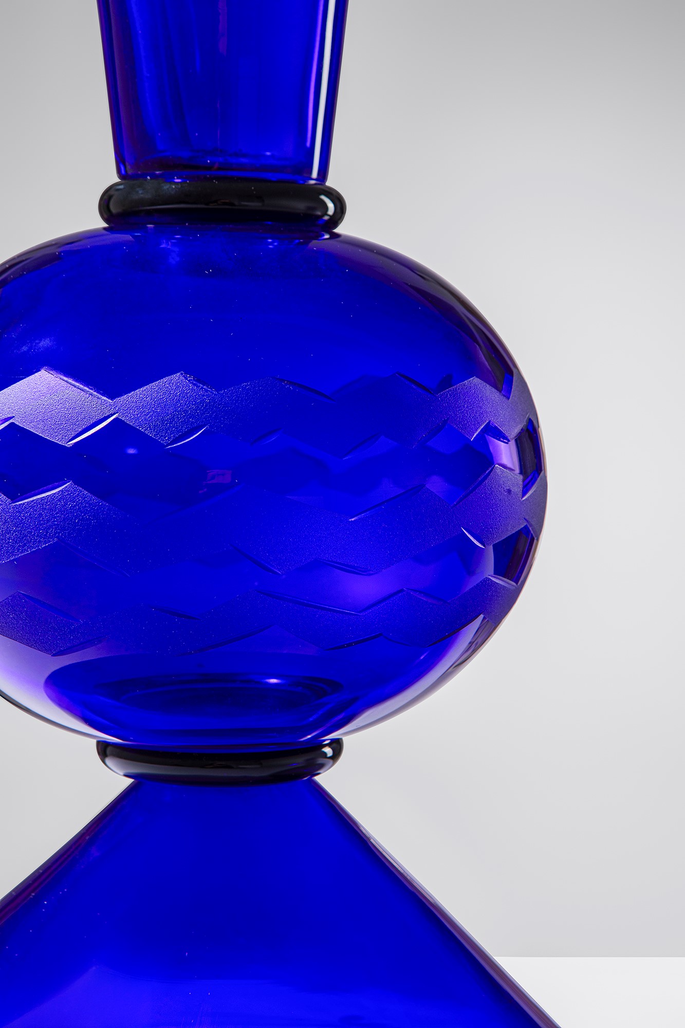 Matteo Thun - Vaso della serie Rinascimento in vetro soffiato blu inciso alla mola