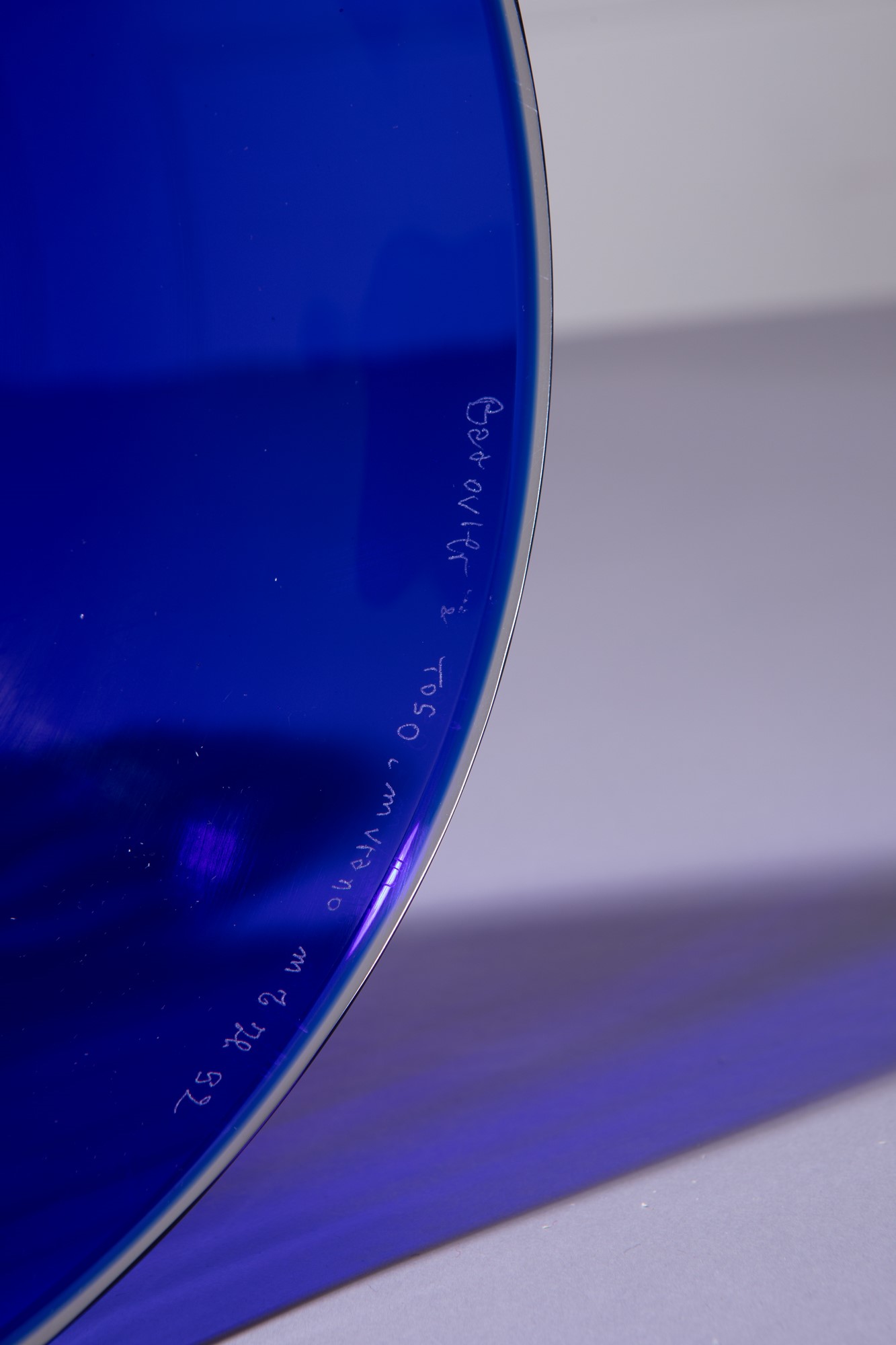 Matteo Thun - Vaso della serie Rinascimento in vetro soffiato blu inciso alla mola