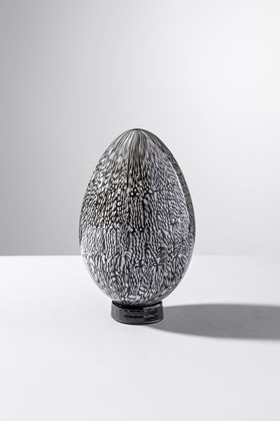 Uovo in vetro a murrine nere e lattimo con piedistallo in pasta vitrea nera