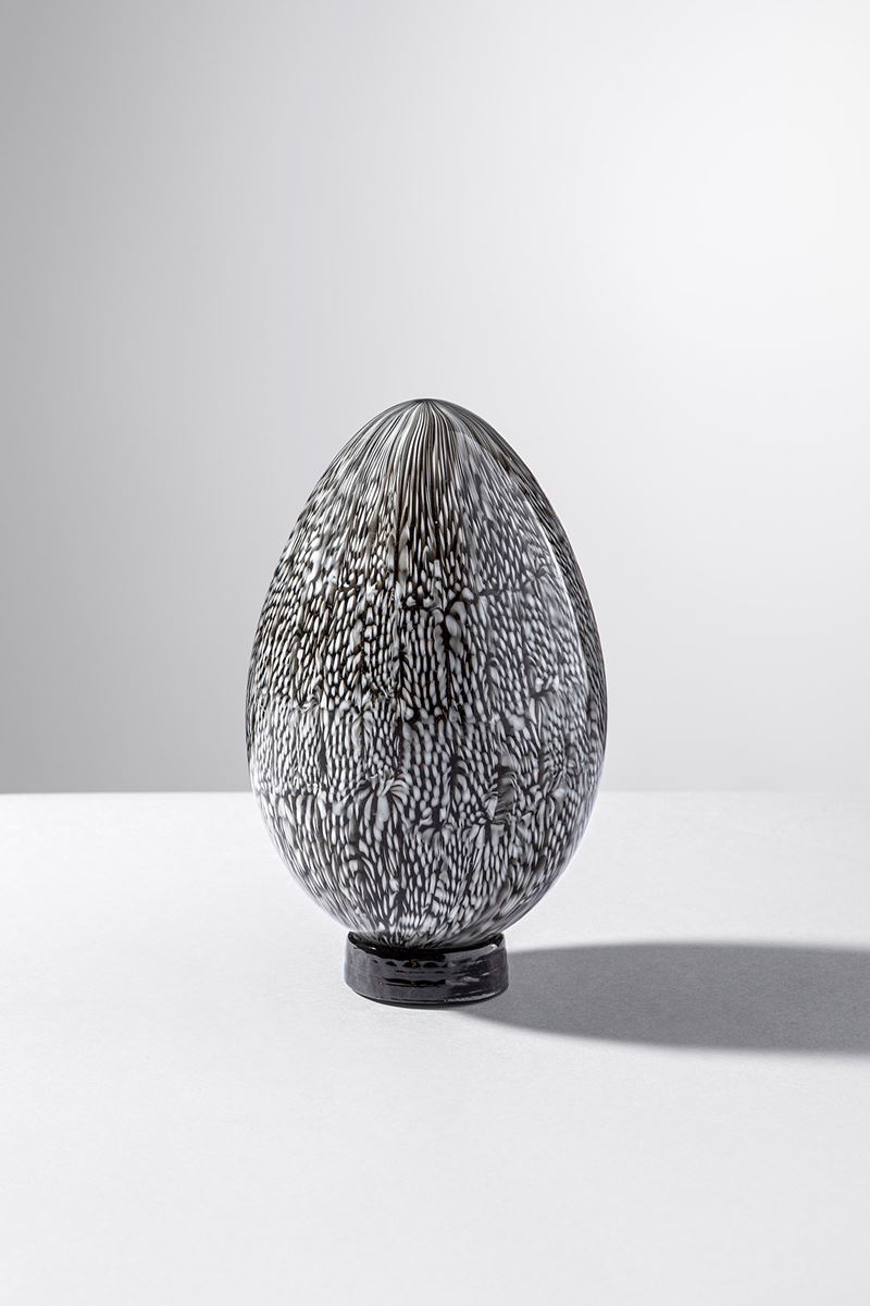 Paolo Venini - Uovo in vetro a murrine nere e lattimo con piedistallo in pasta vitrea nera