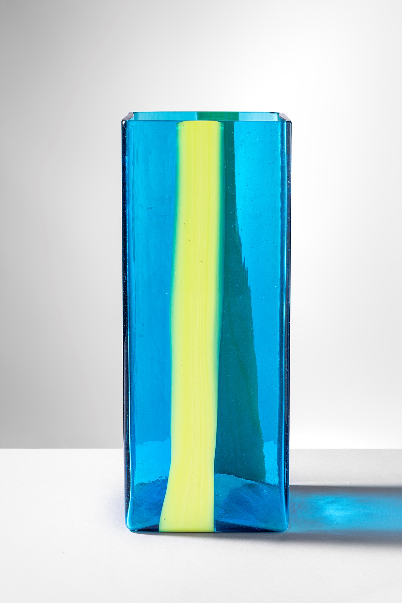 Pierre Cardin - Vaso in vetro acquamare con decorazione a fascia verticale gialla