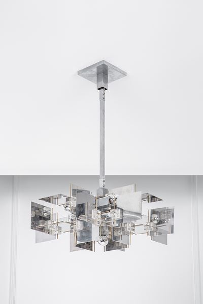 Lampadario in metallo cromato e ottone con diffusori in metacrilato trasparente