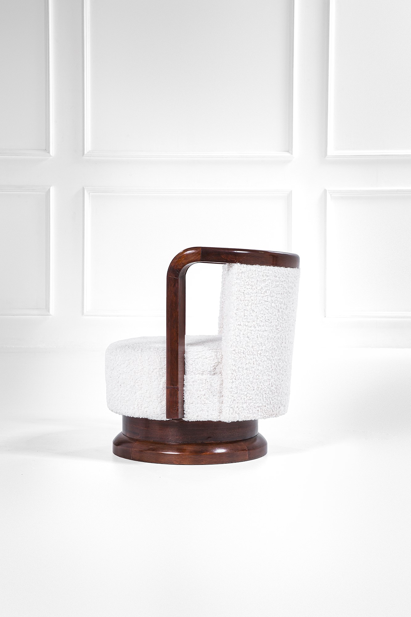 Due poltrone deco, legno massello sagomato e tessuto bouclé, 1930 ca.
