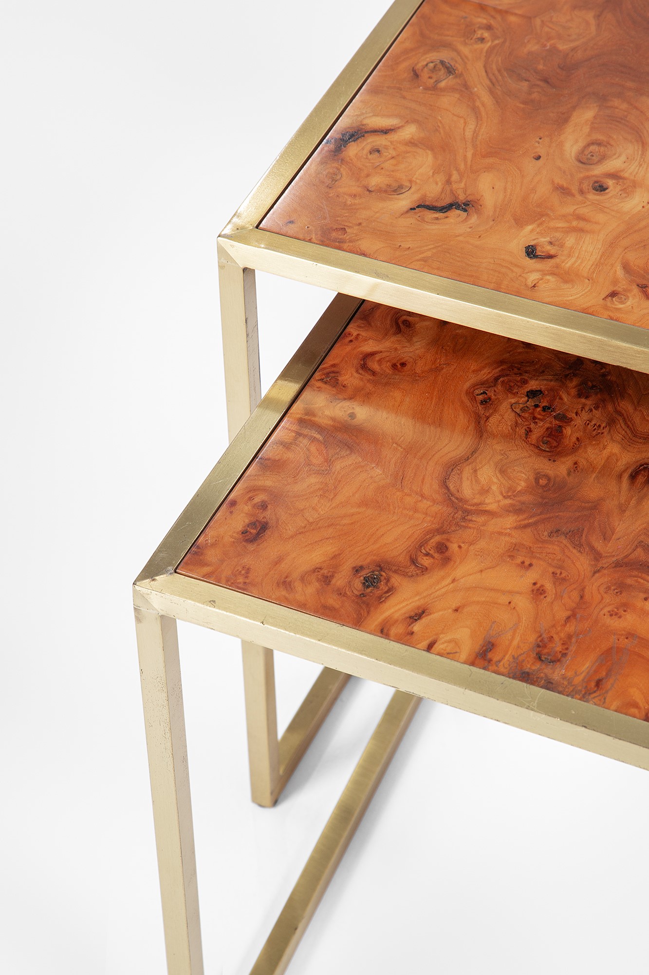 Due tavolini sovrapponibili, ottone e legno di radica (circa 1970)
