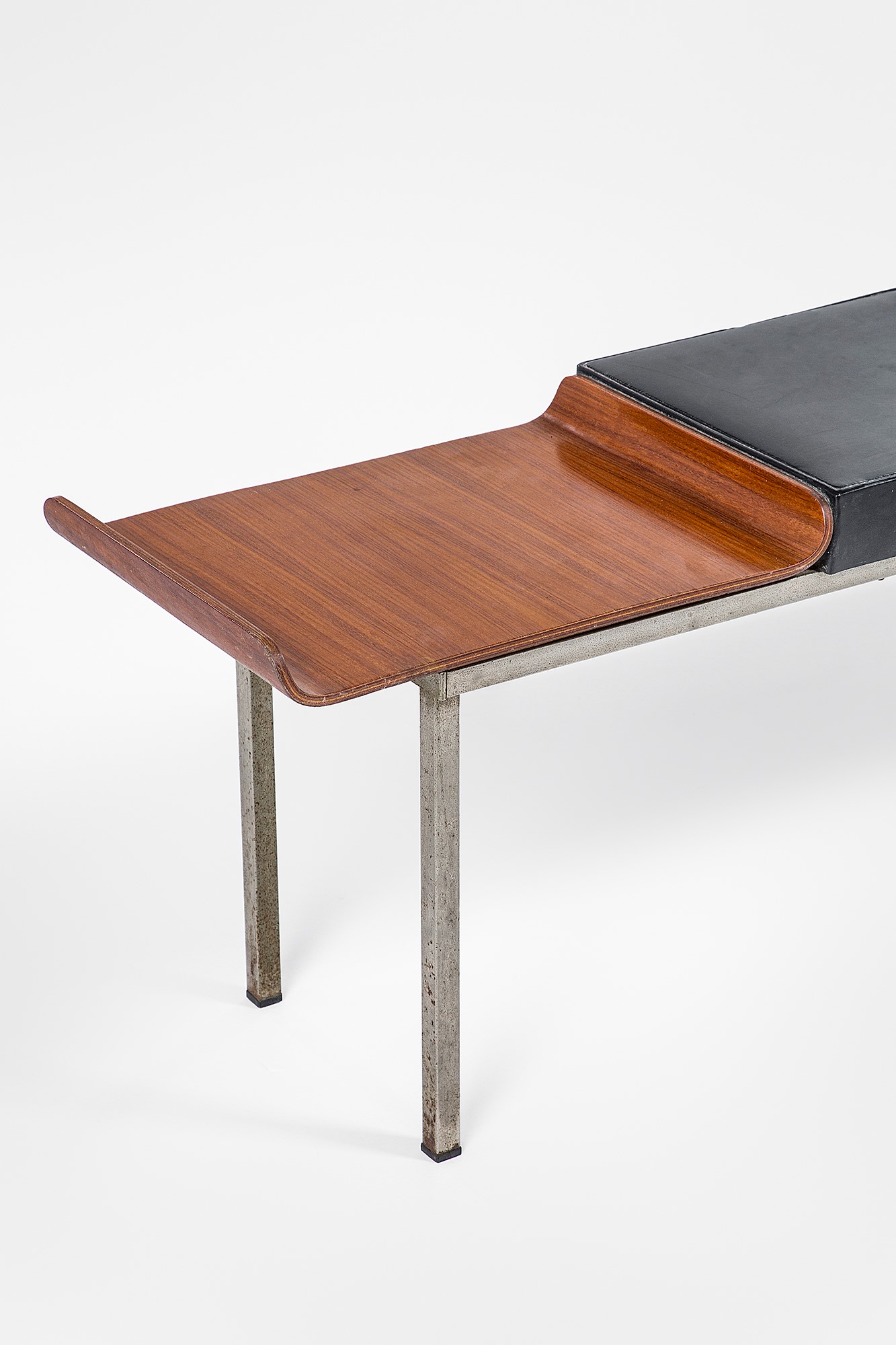 Panca a tre posti in legno curvato e pelle, circa 1960