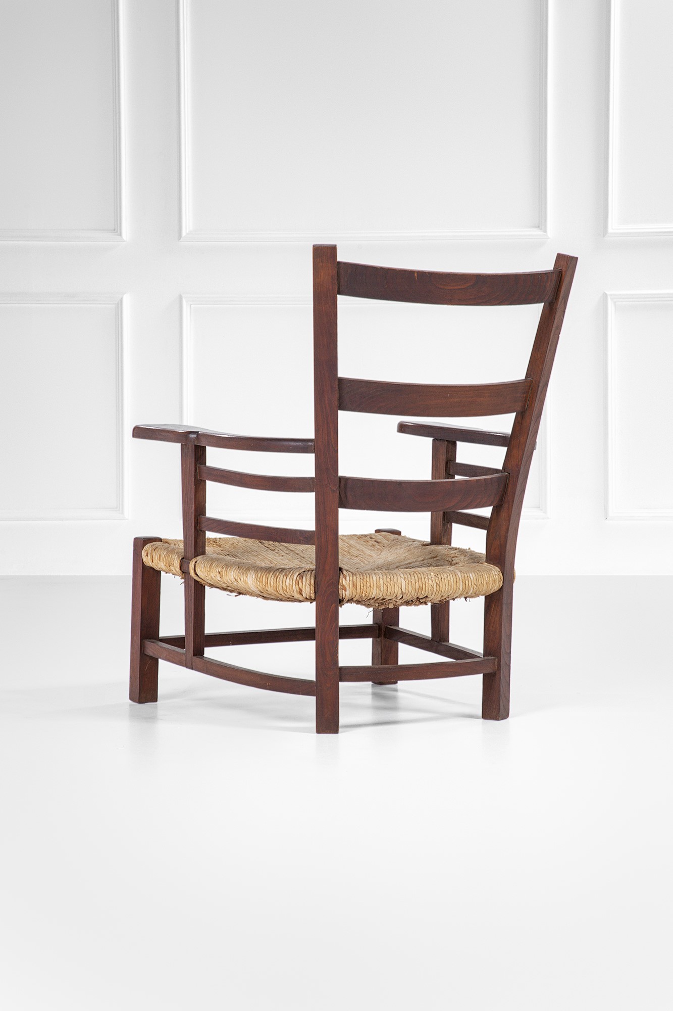 Due grandi poltrone da camino, legno massello sagomato e paglia, ca. 1940