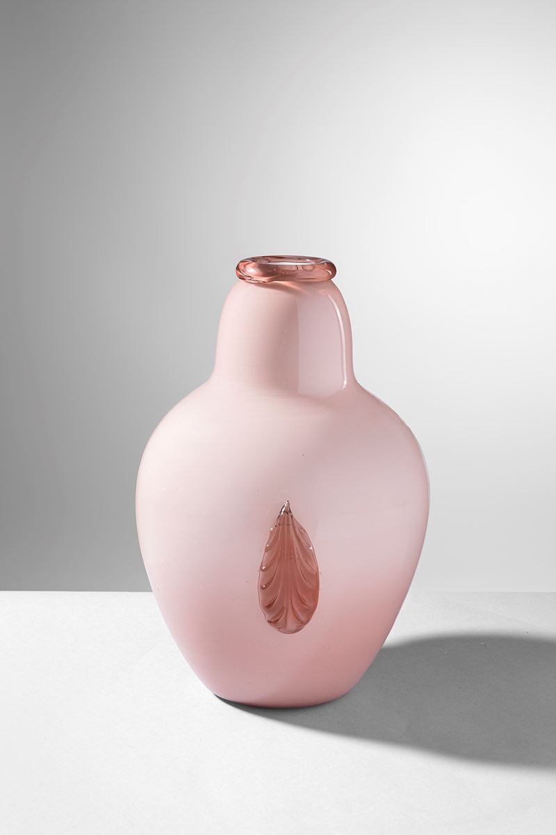 Vaso ovoidale con due palmette applicate verticalmente
