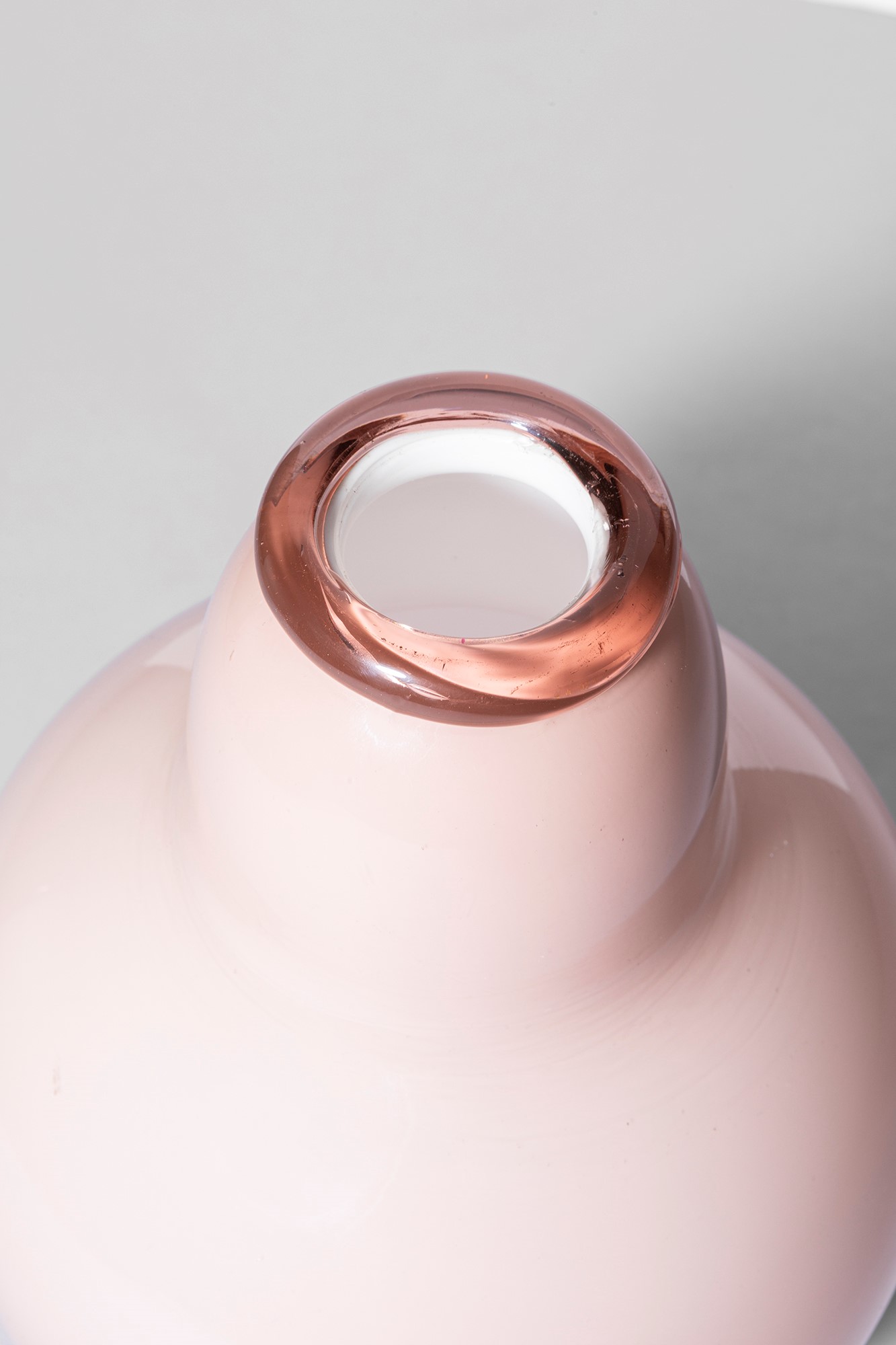 Vaso ovoidale con due palmette applicate verticalmente