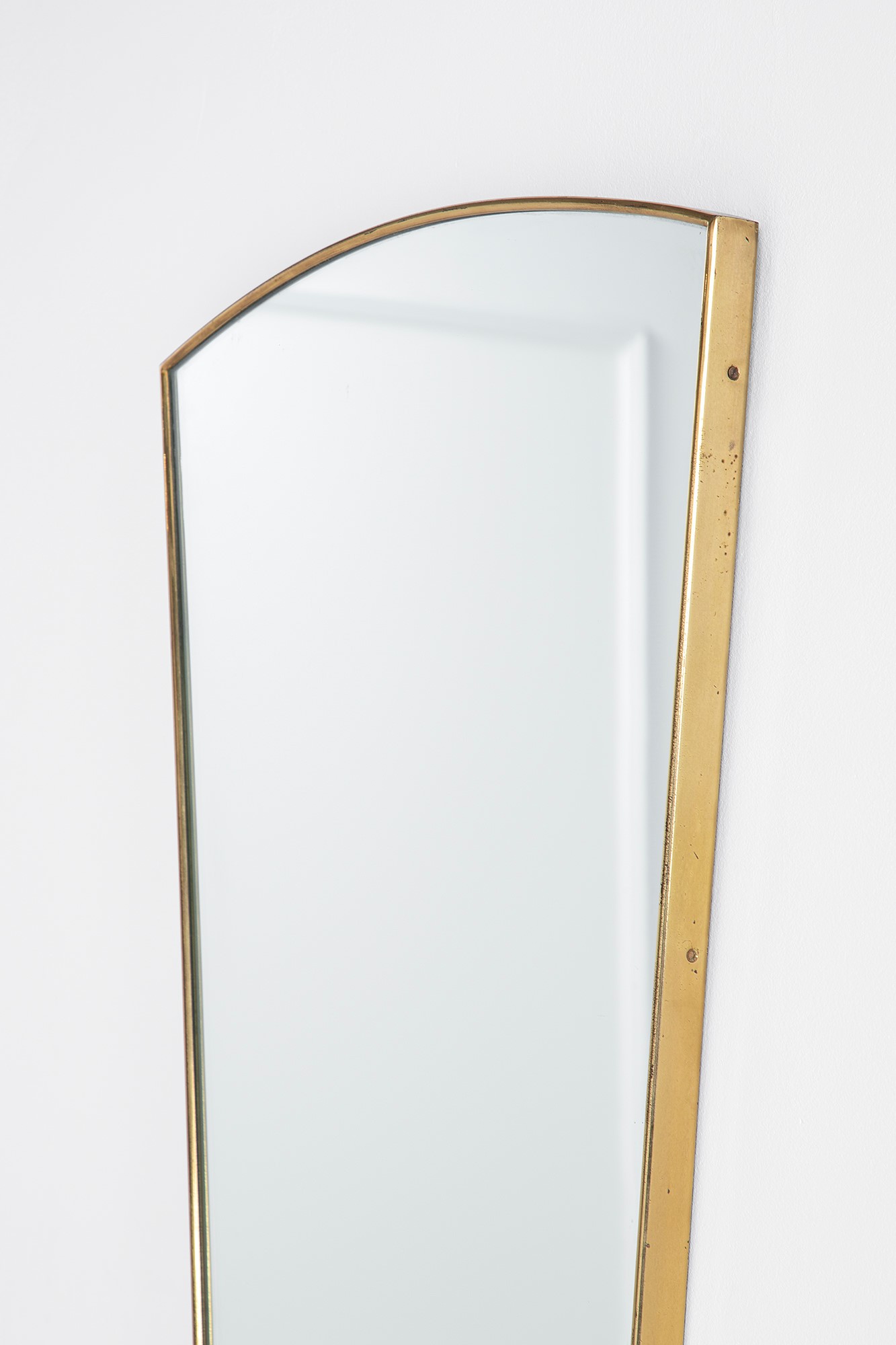 Specchio da parete, cornice in ottone lucido e vetro specchiato (circa 1950)